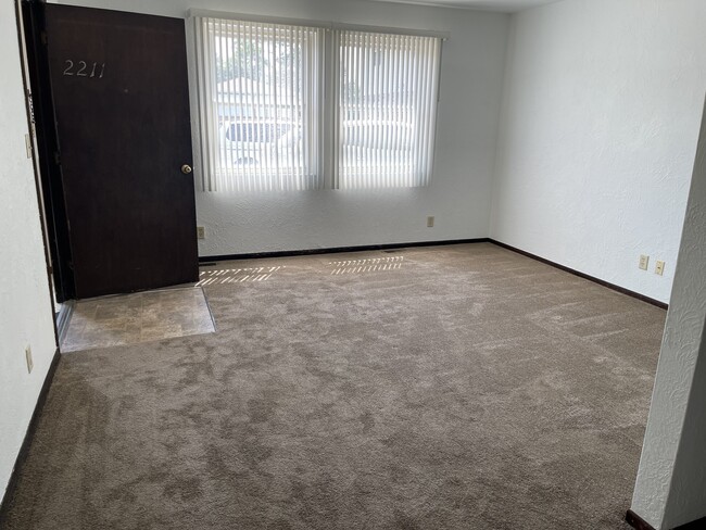 Foto del edificio - 2211 Stoneybrook Rd