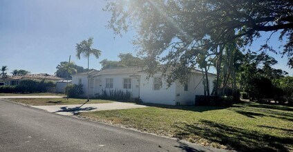 Building Photo - 11220 NE 11th Pl