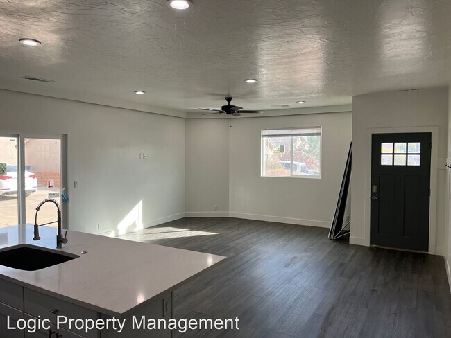 Building Photo - 4 br, 3 bath House - 360 N. Dover Ln