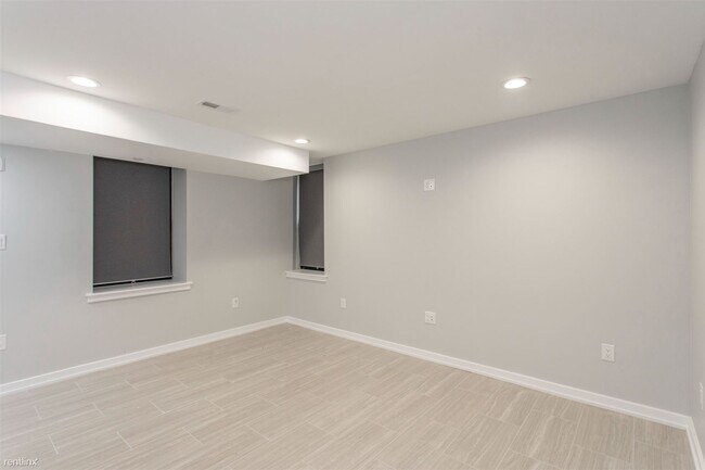 Building Photo - 3 br, 2 bath Triplex - 730 N 16th ST Unit 1