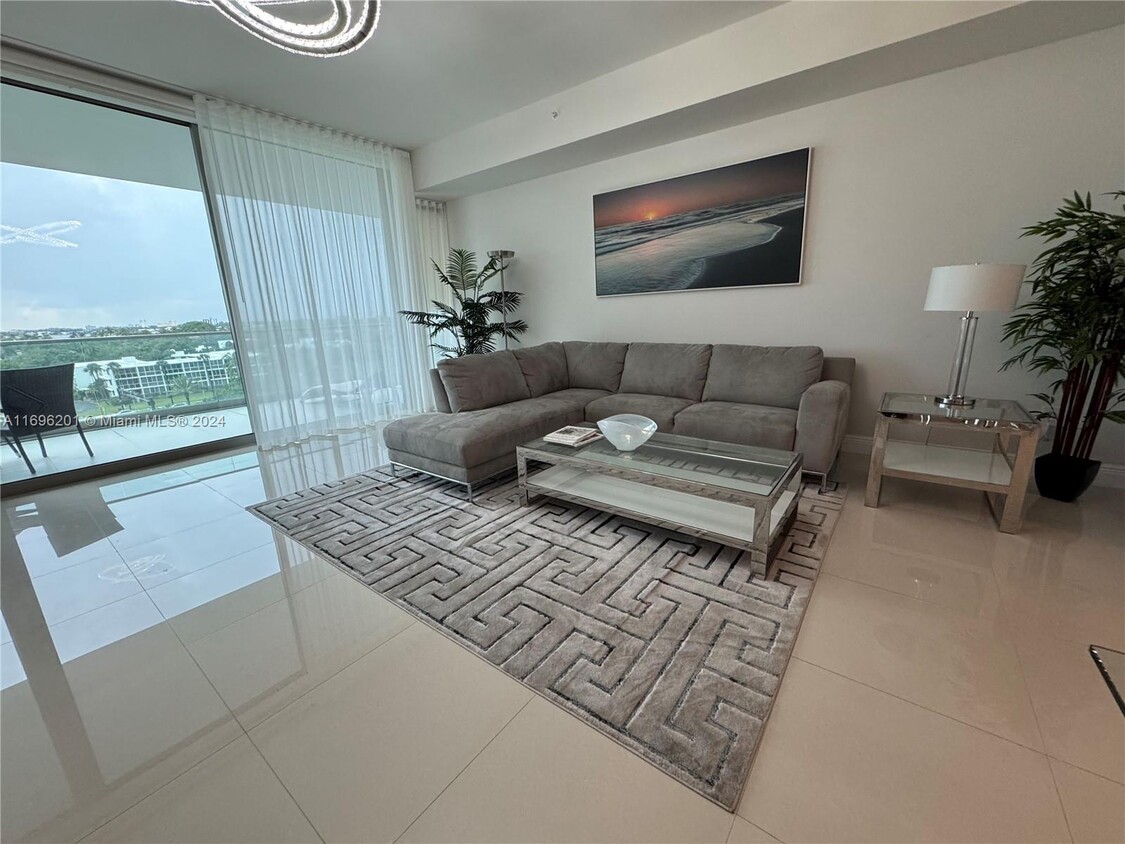 Foto principal - 10203 Collins Ave