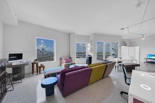 Foto del edificio - 10 SW South River Dr