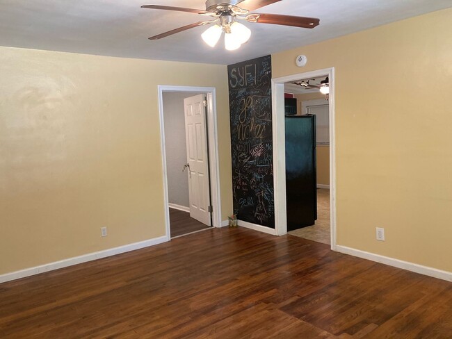 Building Photo - 4 bed 2 bath Minutes from FSU! available A...