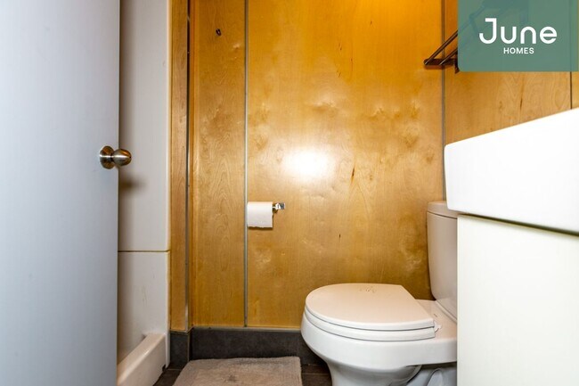 Foto del edificio - ROOM ONLY in 6-bed/6.0-bath Home