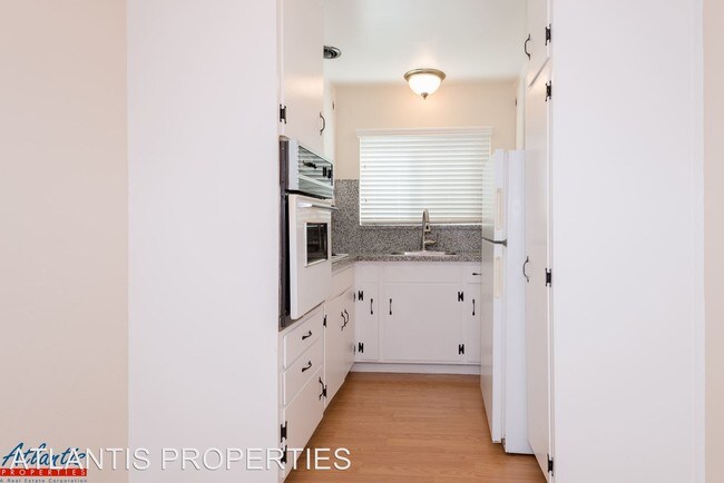 Foto del edificio - 2392 Sutter Ave