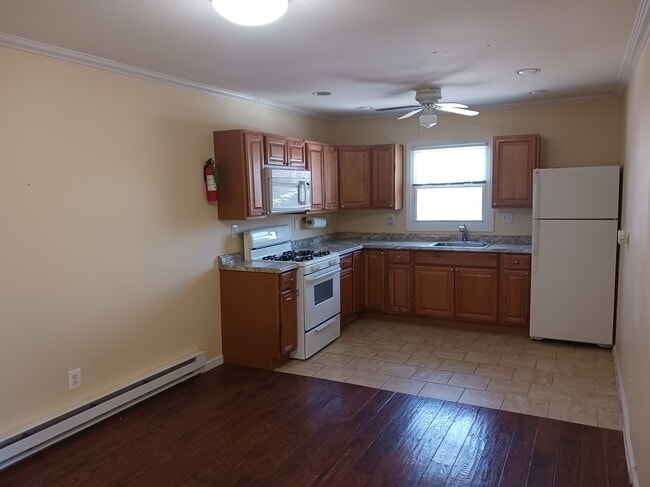 Kitchen - 571 Bloomfield Ave