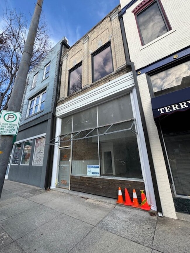 Building Photo - 205 Princess St