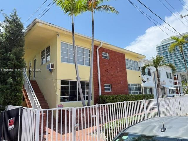Foto del edificio - 6944 Byron Ave