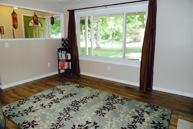 Building Photo - 3 bed 1.5 bath in great location next to W...