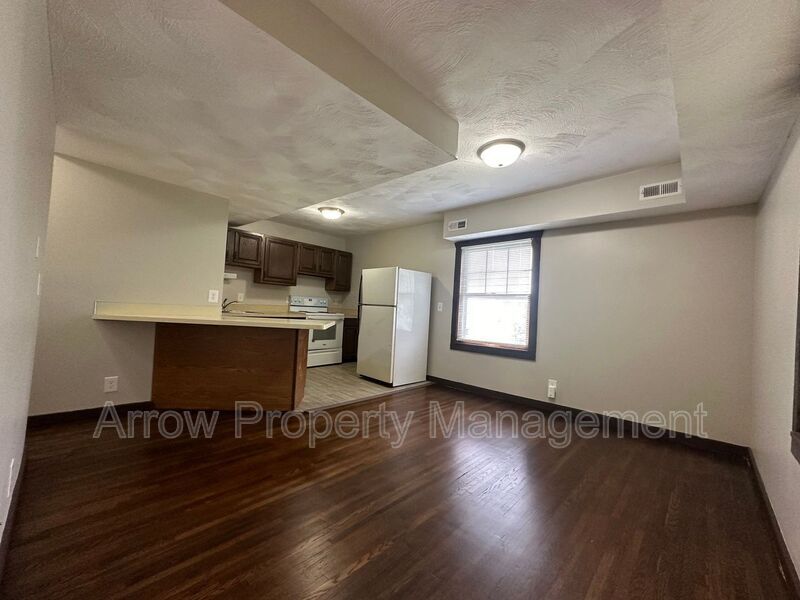 Primary Photo - 2400 R St
