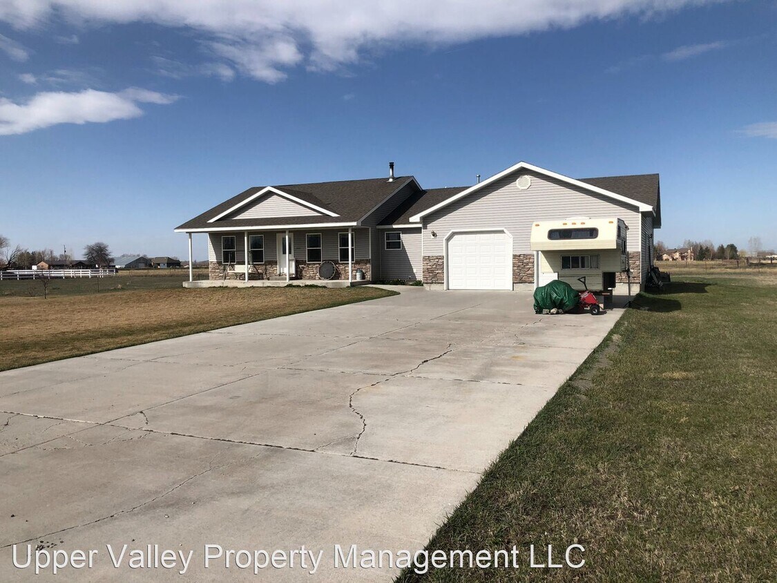 4 br, 2 bath House 1151 N 2700 W House Rental in Rexburg, ID