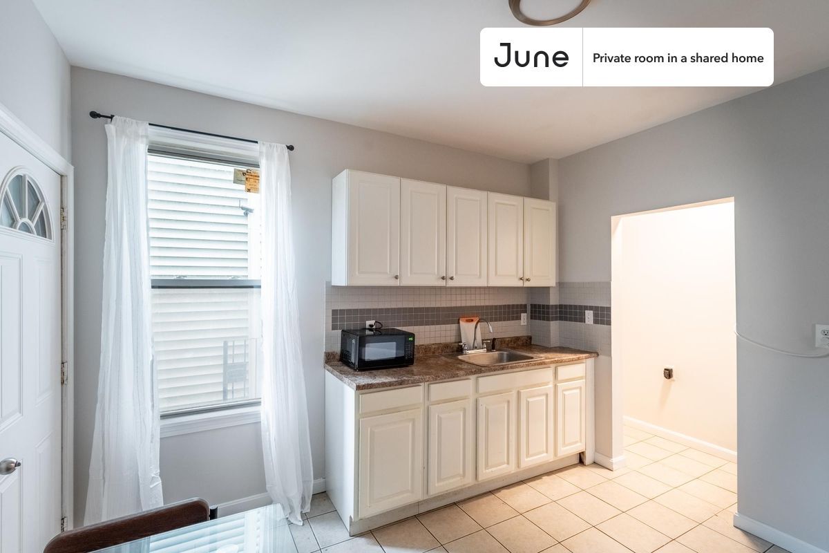 Foto principal - Private bedroom in 5 bed/1 bath Home