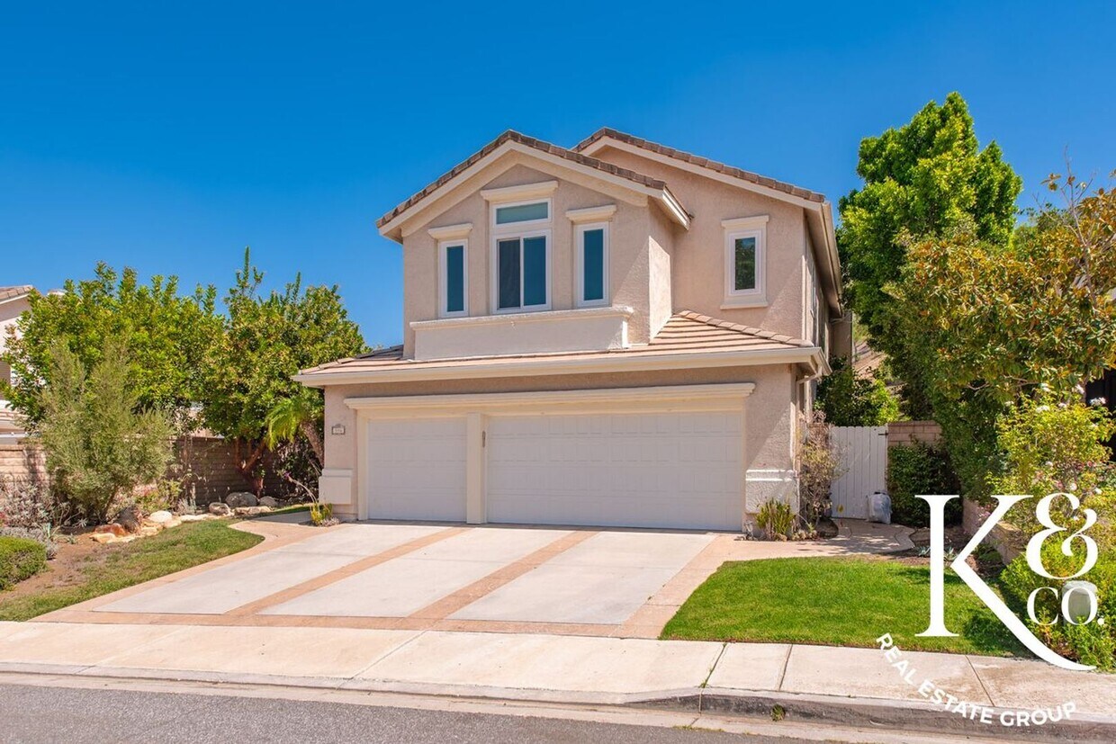 Primary Photo - Immaculate 4-Bedroom Home in Sought-After ...