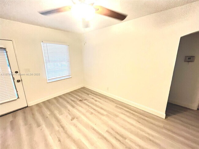 Foto del edificio - 500 SW 10th St