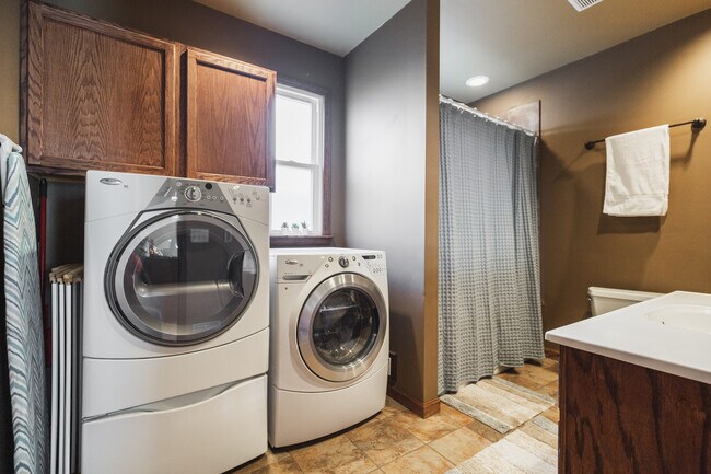 Baño - 1724 S 63rd St