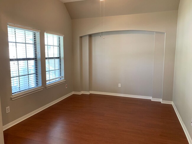 Building Photo - AVAILABLE FOR AUGUST PRE-LEASE! Lovely Sin...