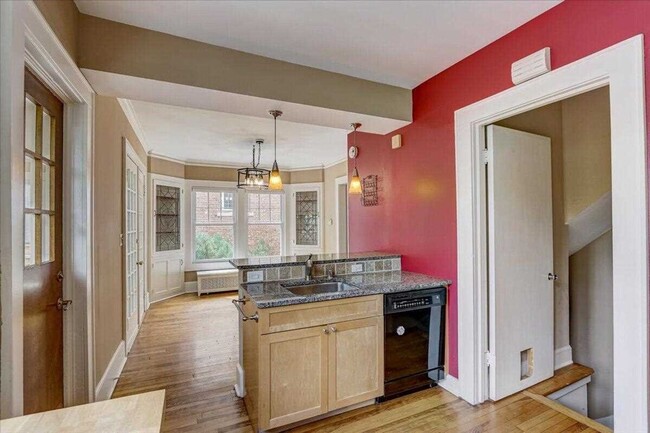 Foto del edificio - Georgeous 4 Bedroom East Side Single Famil...