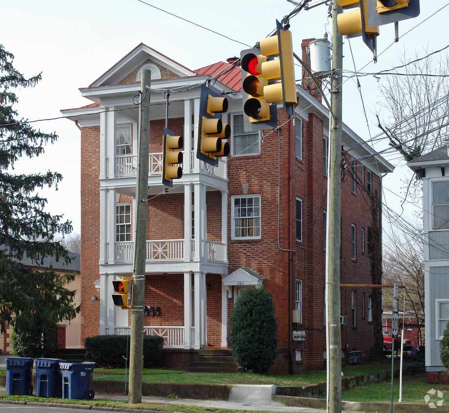 Primary Photo - 620-624 S Sycamore St