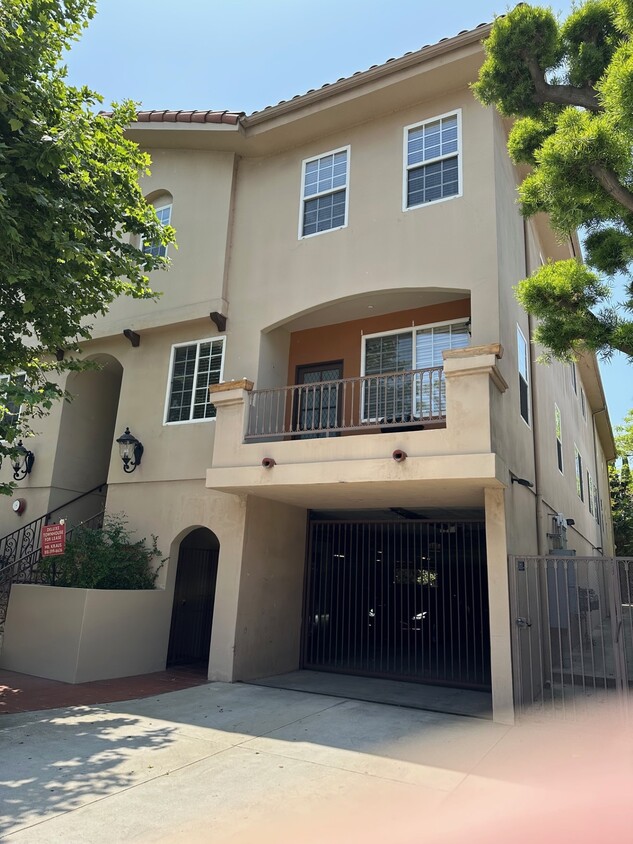Foto principal - 4523 Woodman Ave