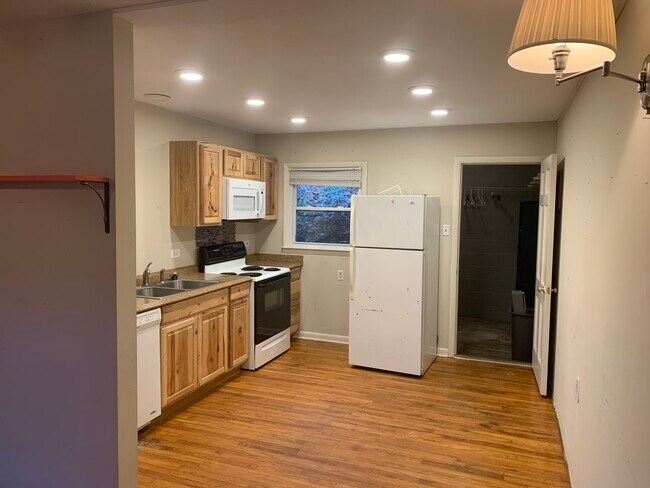 Building Photo - 9 Tree Canopy Ln