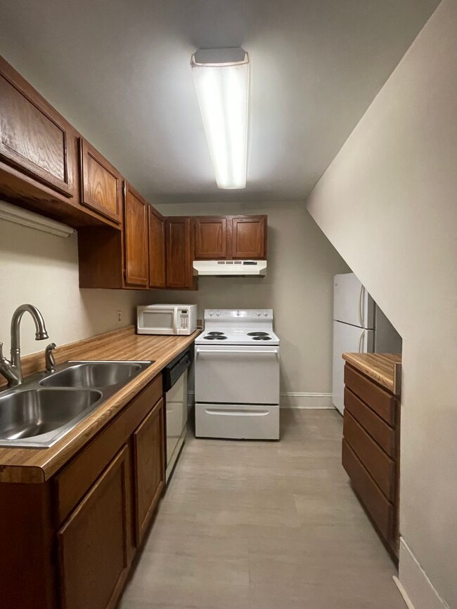 Building Photo - One Bedroom Apartment Off of Tattnall Squa...