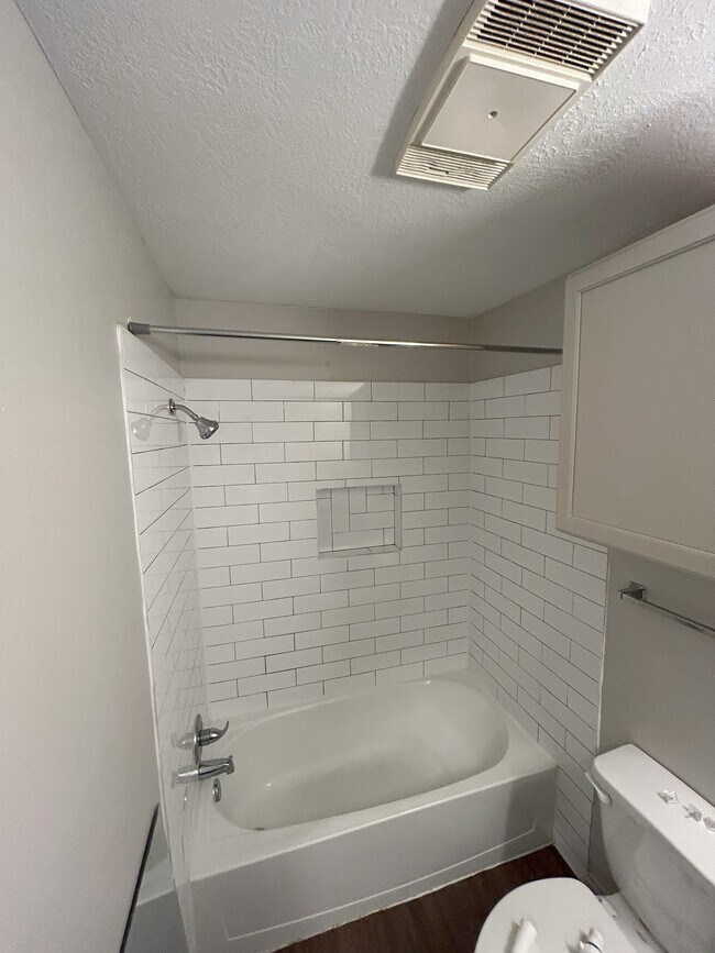 Envolvente de baño actualizado con azulejos tipo metro - 2903 Prairie Flower Cir