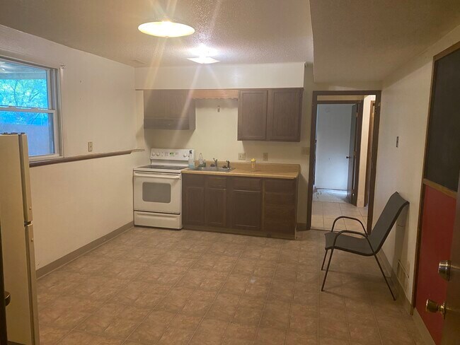 Building Photo - 1307 Iowa Cir