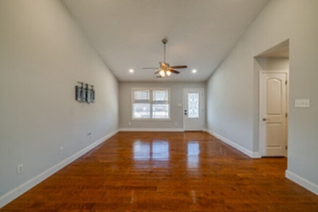Foto del edificio - Knoxville 37918 - 3 bedroom, 2 bath, ONE L...
