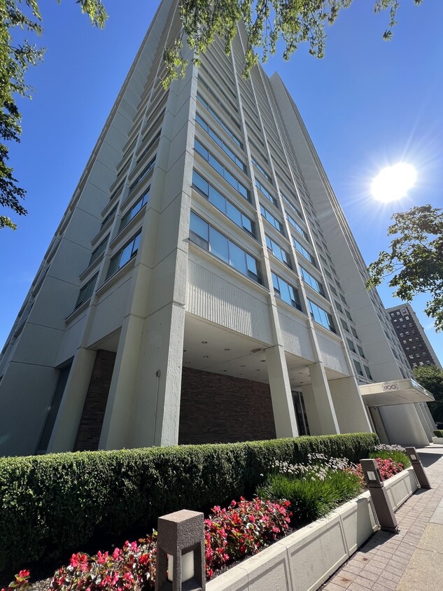 Foto principal - 1700 E 56th St
