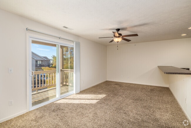 2BR, 2BA - 1,136SF - Living Room - McCormick Manor
