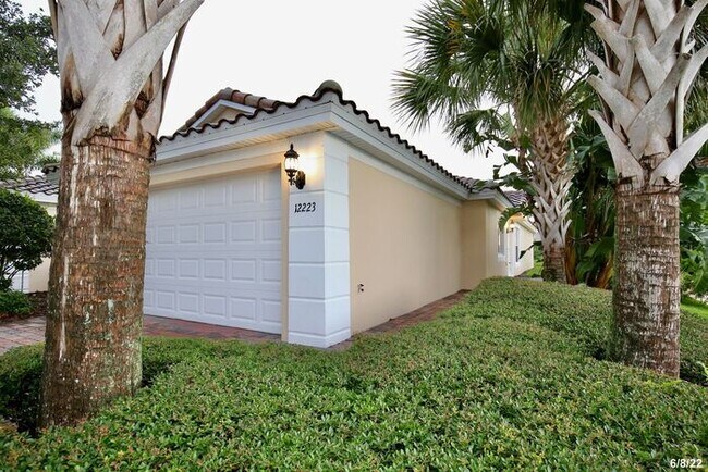 Photo - Beautiful 3/2 Corner Duplex with Water Vie... House