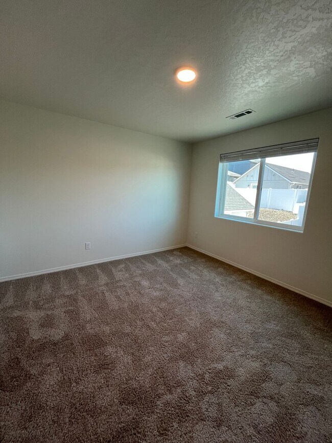 Building Photo - Brand new 3 bedroom/2.5 bathroom ready for move in
