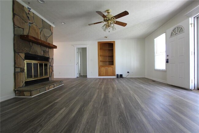 Foto del edificio - 818 Springlake Rd