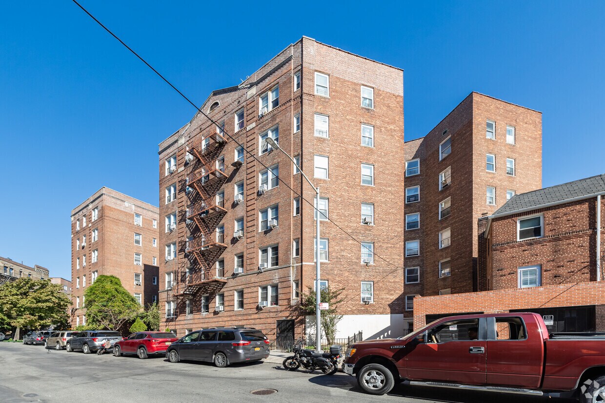 Foto del edificio - 45-12 81st Ave