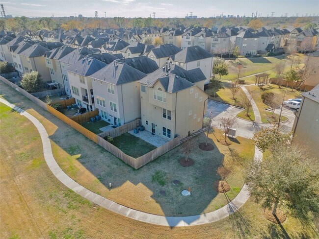 Foto del edificio - 10218 Spring Shadows Park Cir