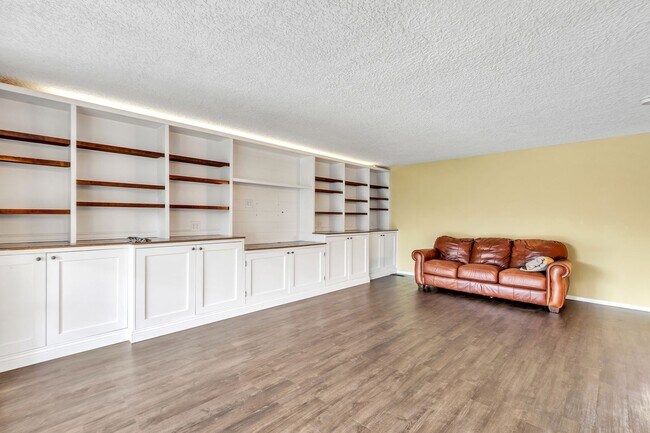 Building Photo - Beautifully Detailed 3B/2B Ranch in Salmon...