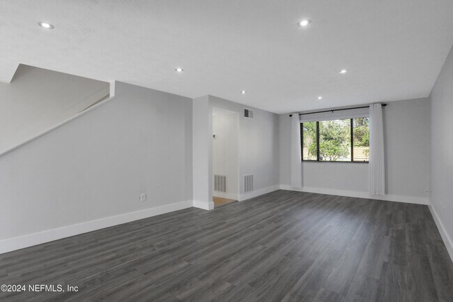 Building Photo - 4123 Lazy Hollow Ln N