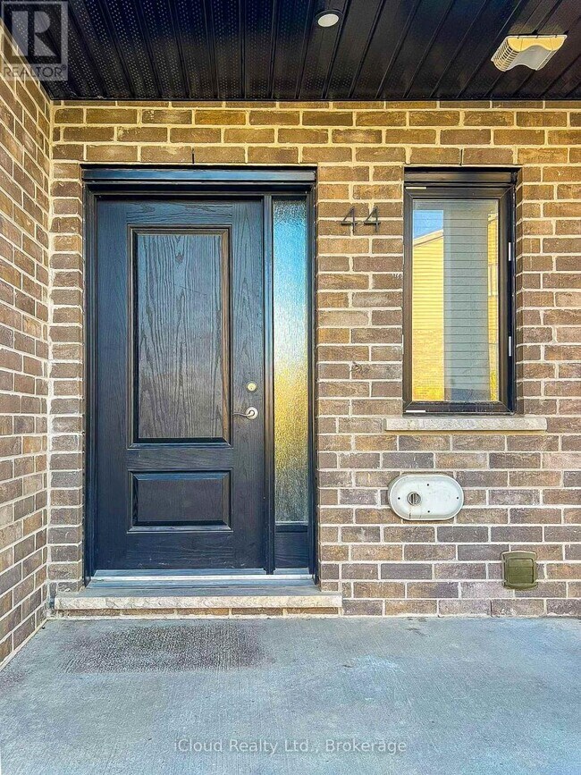 Photo du bâtiment - 811 Sarnia Rd