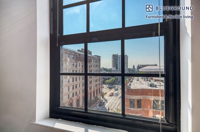 Building Photo - 1020 W Lawrence Ave