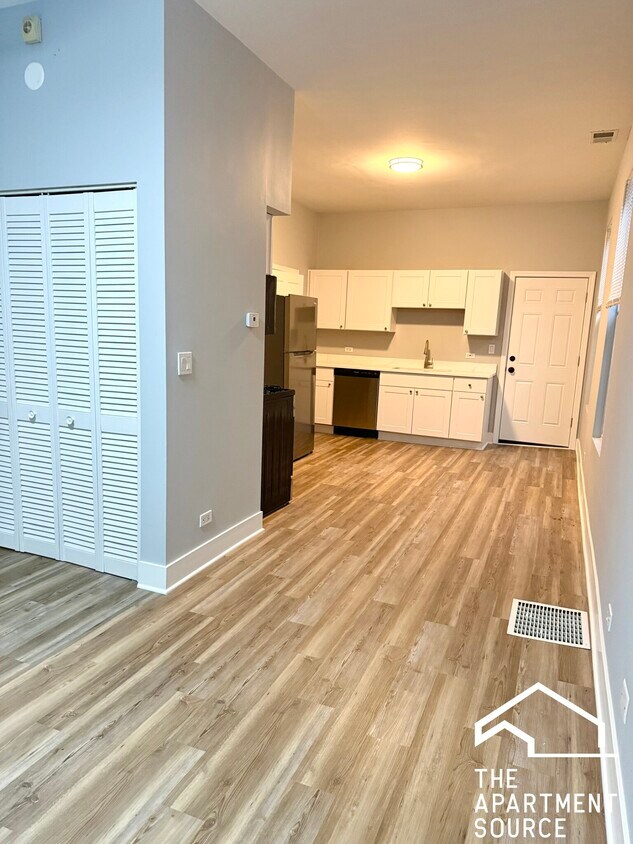 Foto principal - 942 N Elston Ave