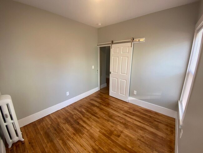 Building Photo - 7 Benton St