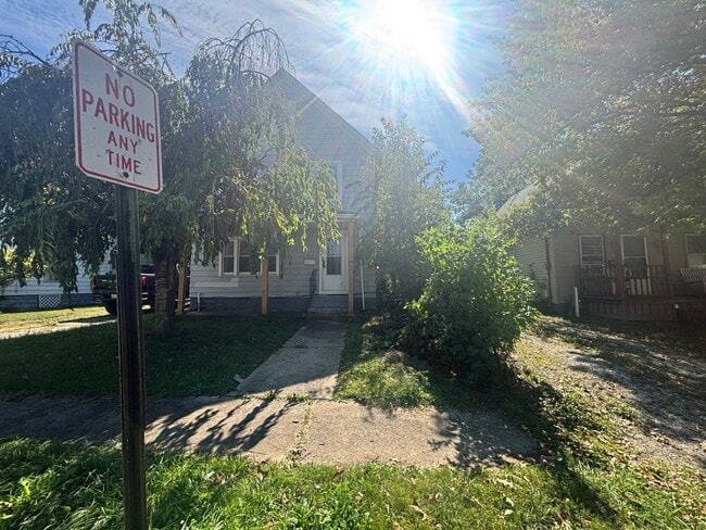Building Photo - Charming 3-Bedroom Property in Prime Location