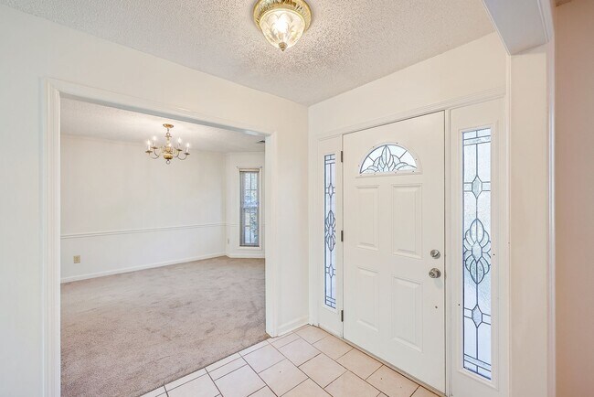 Foto del edificio - Colonial 3 BR/2.5 BA home is conveniently ...