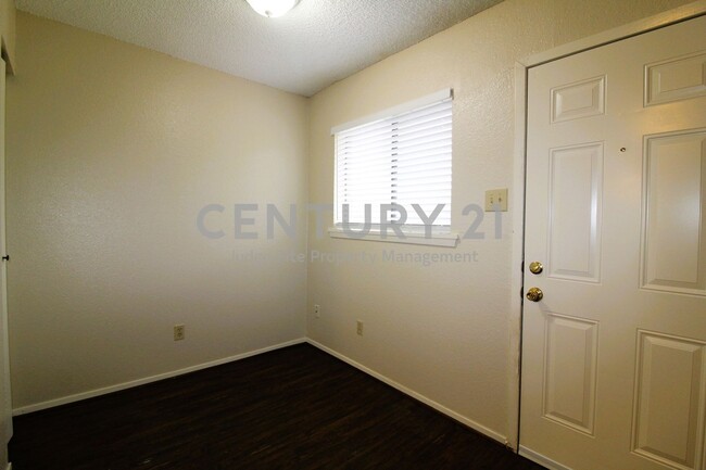 Foto del edificio - Charming 2/1 Duplex Nestled on a Corner Lot!