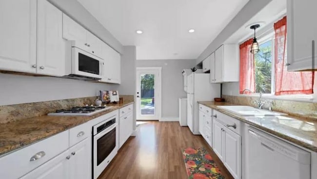 Building Photo - 5230 15th Ave