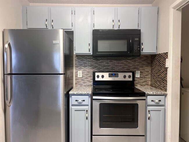 Building Photo - 418 Garland Dr