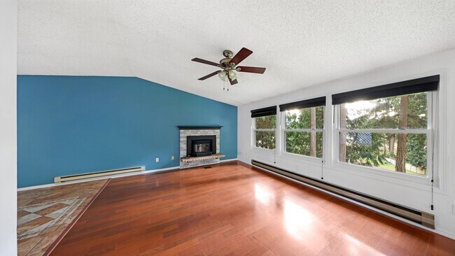 Building Photo - 3 Bed 2 Bath - Large Backyard - Groups - N...
