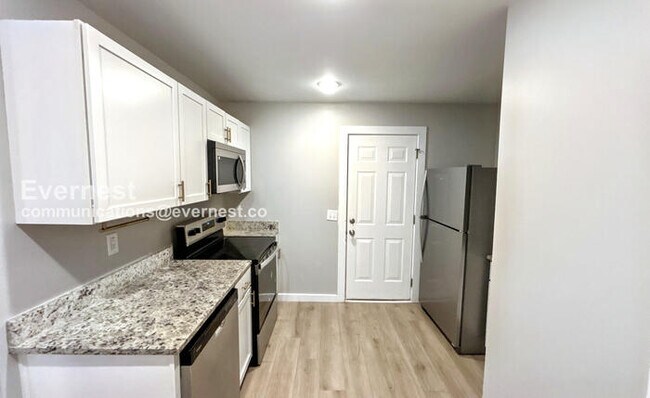Building Photo - 2 Bed/1 Bath Townhome with Off-Street Parking / Pet-Friendly / Available Now!