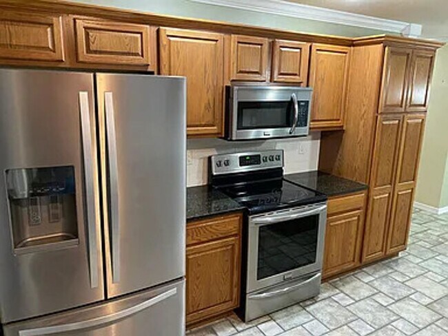 Building Photo - Available September 1st!  4 Bedroom, 3 Ful...