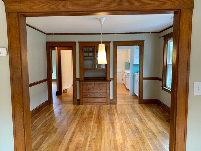 Dining room to kitchen - 14 Appleton Plz